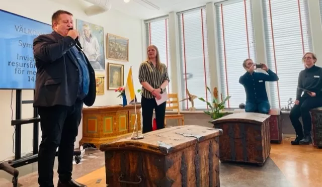 Invigningstal av Tomas Mörtberg, kommunalråd. Raisa Leussu, chef minoritetsverksamhet och bibliotek till höger till höger