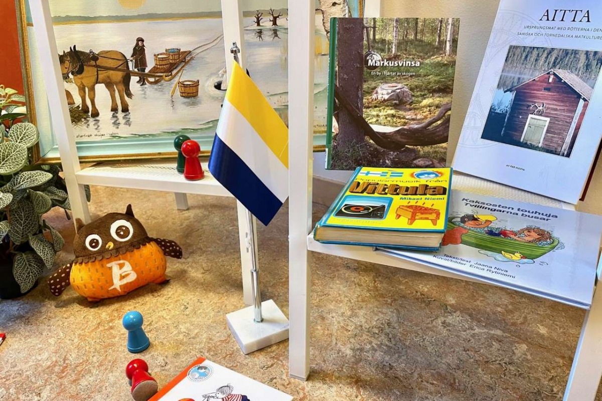 Exempel på relevanta böcker och dekorationer på Tornedalingarnas dag.